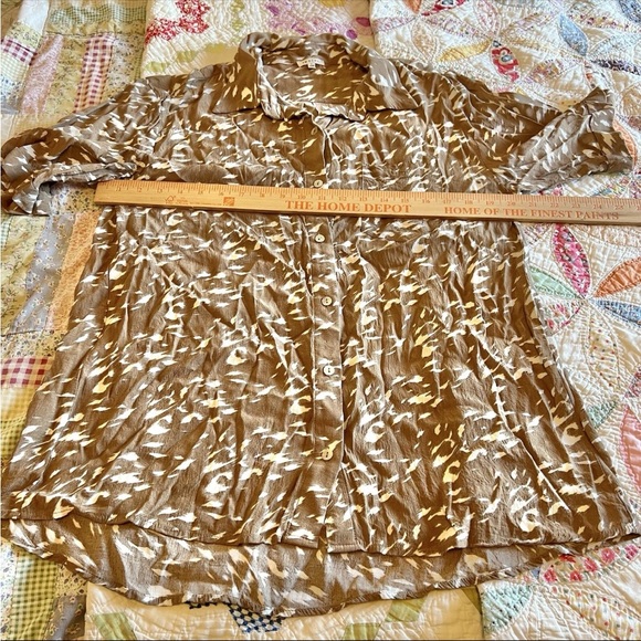 Jodifl Boutique Tan White Animal Style Print Short Sleeve Button Up Blouse Sz L - Picture 11 of 11
